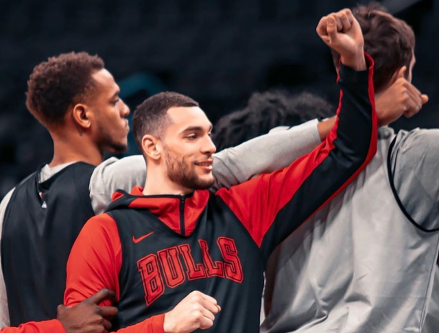 包含Faker迎来七赛季高光表现,公牛球迷沸腾!的词条 包含Faker迎来七赛季高光表现,公牛球迷沸腾!的词条